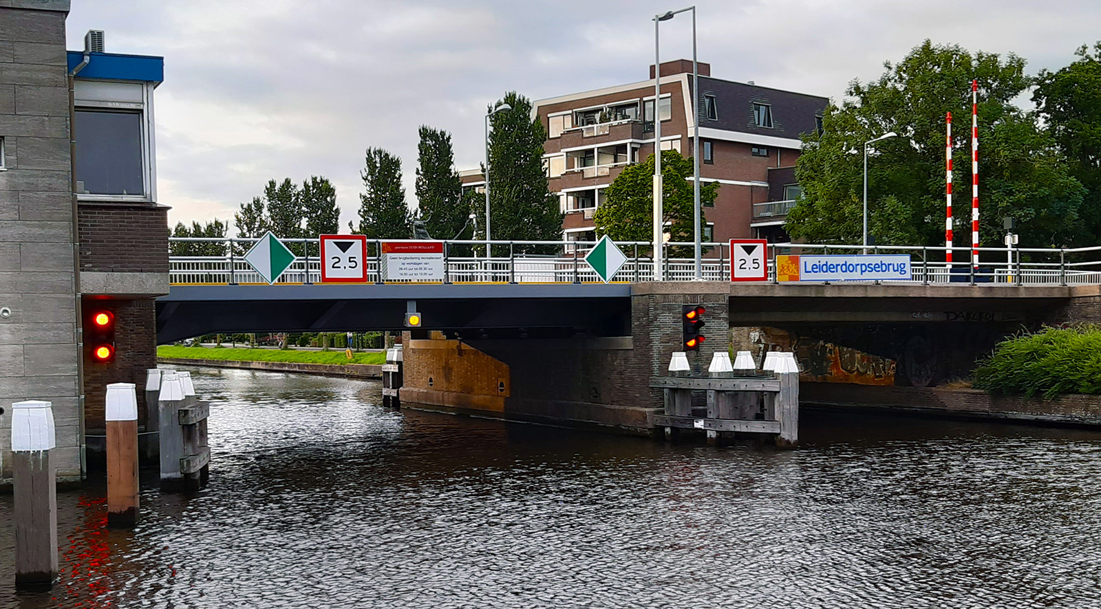 Twee rode lichten en een geel licht: je mag door varen, maar doorvaart vanuit de andere kant is ook mogelijk. Opletten dus.
